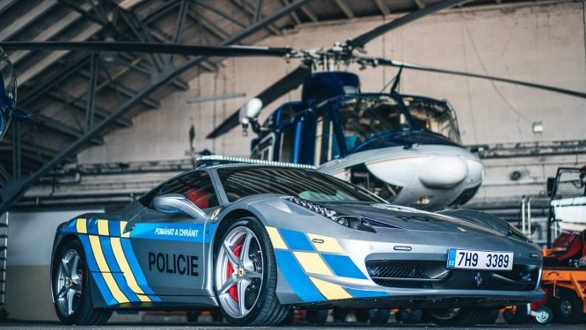 В АВТОПАРКУ ПОЛІЦІЇ ЧЕХІЇ З'ЯВИВСЯ СУПЕРКАР FERRARI