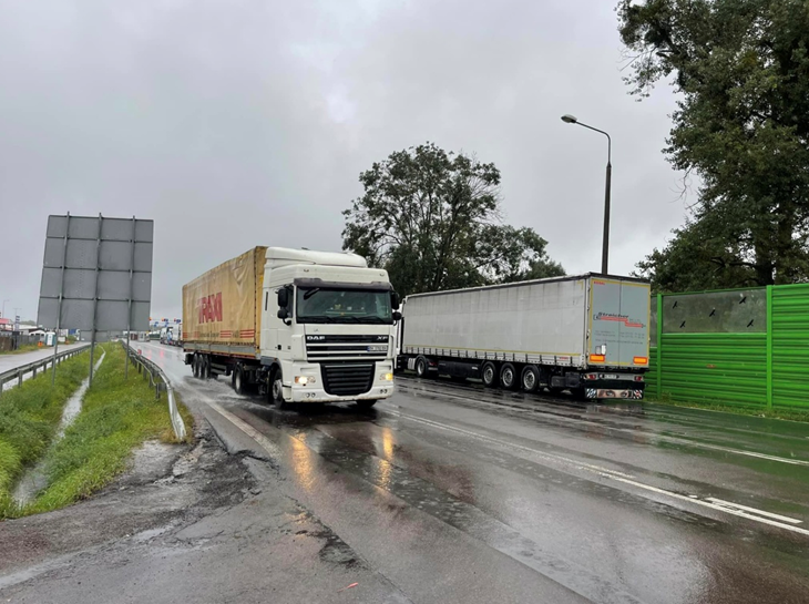 Польські служби у посиленому режимі оформлюють вантажівки на кордоні з Україною