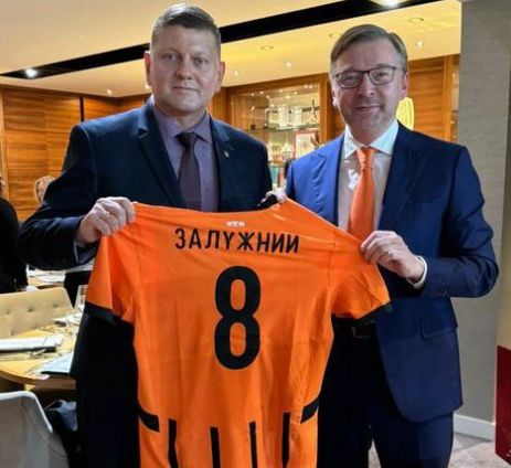 Валерій Залужний отримав у подарунок іменну футболку від донецького "Шахтаря"
