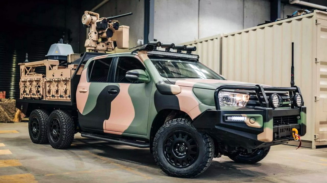 Готовий до бою: пікап Toyota Hilux перетворився на військову вантажівку 6×6