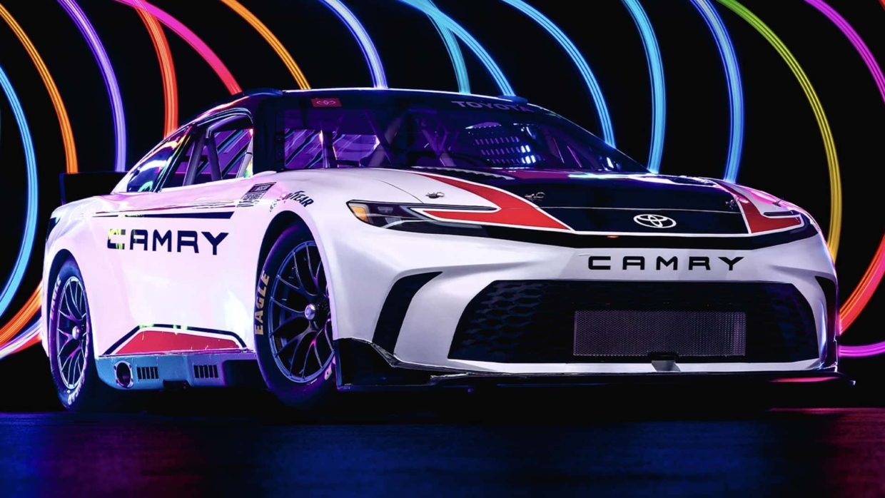 Дебютувала Toyota Camry V8 на 700 к.с.