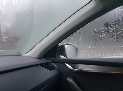 Чому запотіває скло в авто?