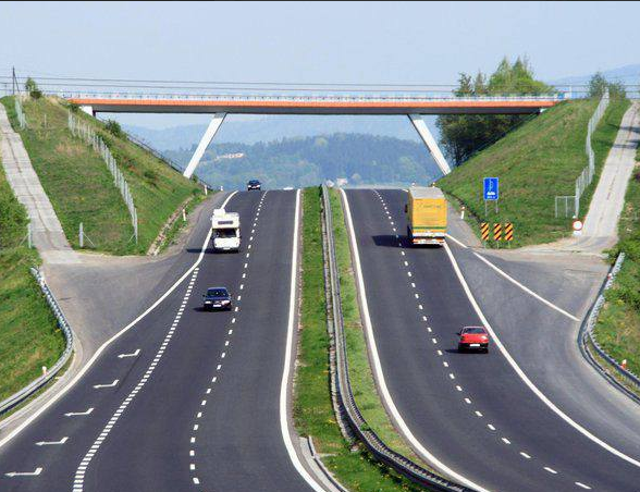Будьте готові: в Україні планують запустити платні дороги.
