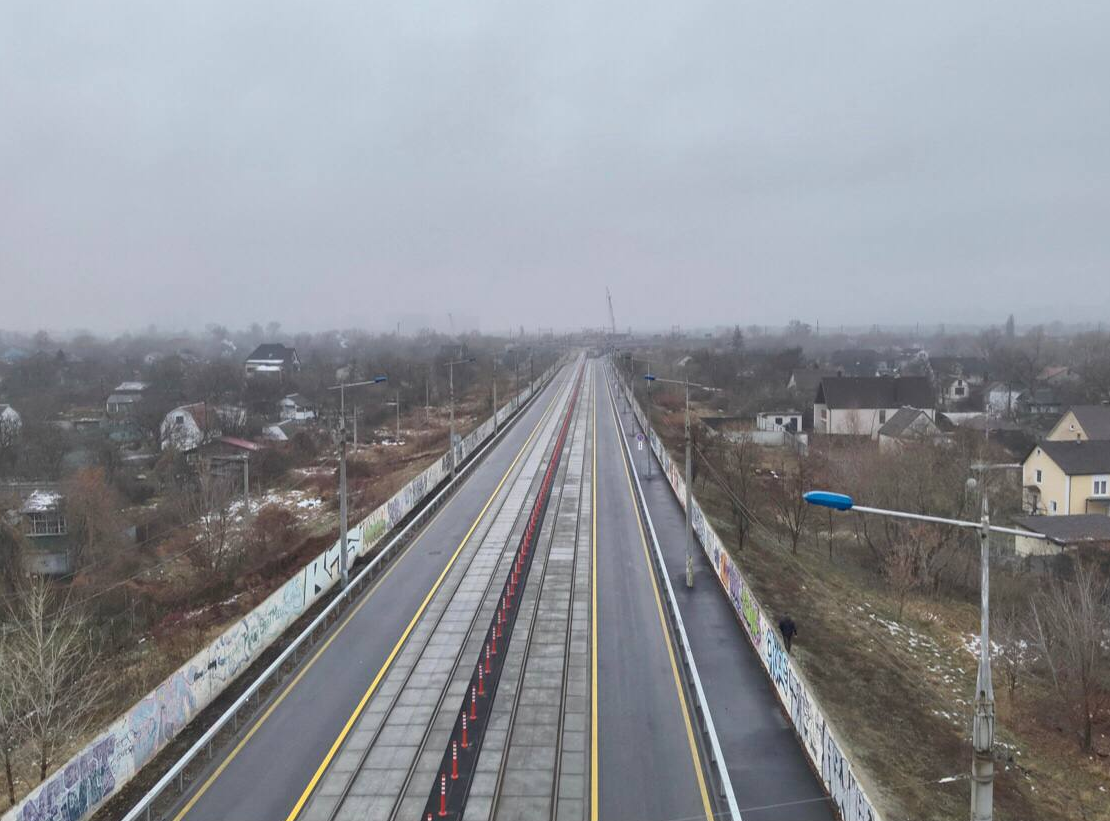 Відсьогодні Подільським мостовим переходом поїхали легкові авто та міський пасажирський транспорт загального користування.
