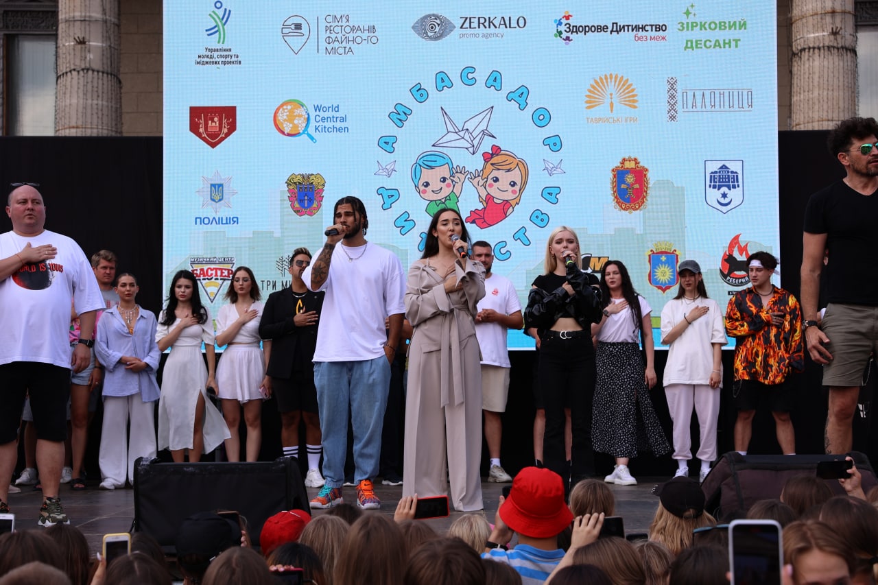 "Зірковий десант" приземлився в Тернополі та подарував свято для дітей переселенців