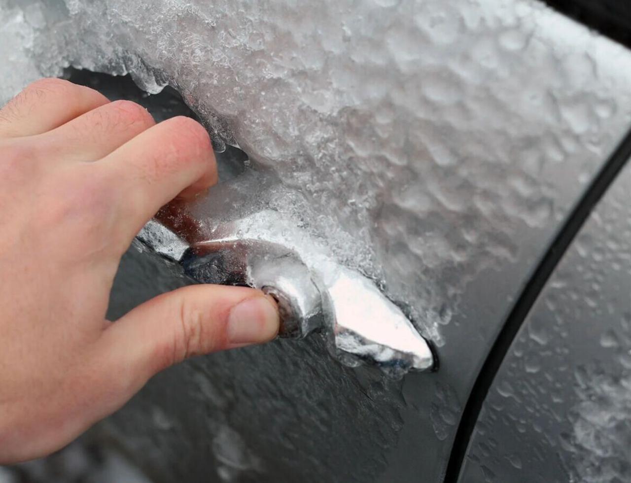 Замерзли двері та замок в авто. Що робити?