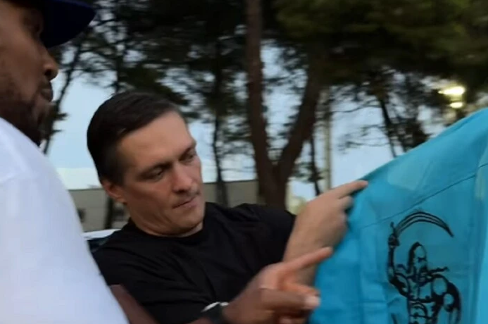 Усик зробив Джошуа оригінальний подарунок та розповів йому про історію України