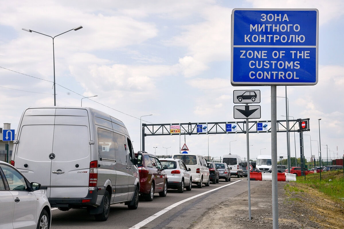 «На кордоні з Польщею ремонтують дорогу: у Раві–Руській очікують черги до кінця жовтня»
